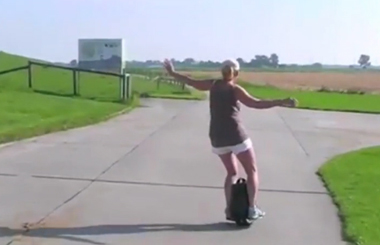 Airwheel爱尔威平衡车国外美女试骑练习，景色好美，牛掰~~