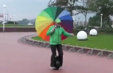 扛着大伞骑Airwheel爱尔威平衡车，这位阿姨也是够拼的，哈哈！