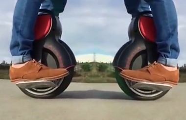 新西兰玩家骑行Airwheel爱尔威平衡车Q1, 镜像特效视频非常酷啊！