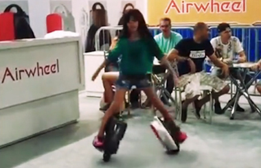 国外小美女玩转Airwheel爱尔威自平衡车，一人踩两车，牛啊！