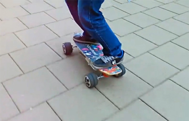 酷炫的Airwheel爱尔威电动滑板车，是新潮人士的，爱玩你就来体验！