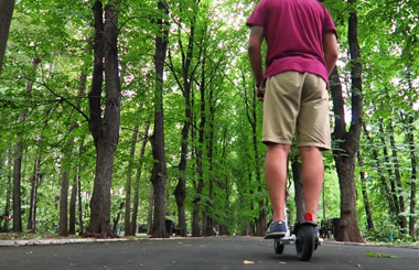 视频: Airwheel爱尔威电动滑板车Z3在公园绿荫道！