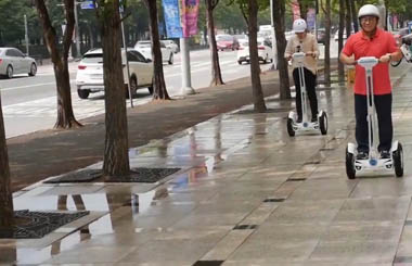韩国情侣雨后骑Airwheel爱尔威S3平衡车四处游逛！