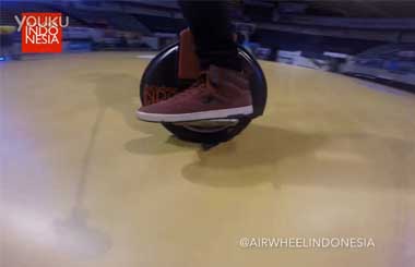 印度尼西亚篮球爱好者“花样”篮球比赛的主角竟是爱尔威Airwheel电动平衡车！