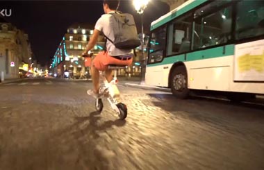 骑行于巴黎享受一场移动的狂欢，Airwheel爱尔威E6电助力自行车助你放飞心情！