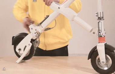 Airwheel爱尔威E6智能电单车维修教学视频之更换挡泥板、前轮内胎