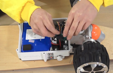 如何更换Airwheel爱尔威M3电动滑板车的电池呢？