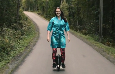 Airwheel爱尔威Mopedbart女歌迷踏着X8火星车酷炫视频