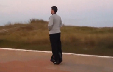 Airwheel爱尔威自平衡车电动独轮车巴西初级玩家试玩X5自拍